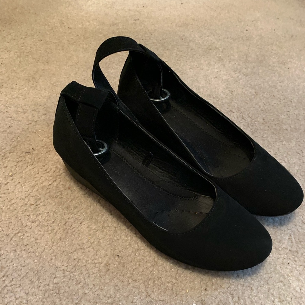 Black wedges